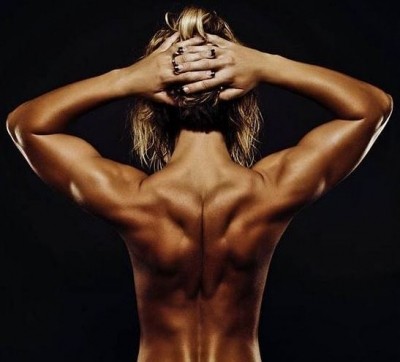 Мышцы спины девушки