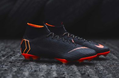 Nike Имея около 15 миллиардов долларов ежегодного дохода от продажи обуви, Nike является абсолютным лидером отрасли. Они могут похвастаться блестящей репутацией на рынке футбольных бутс: такие элитные игроки, как Криштиану Роналду, Роберт Левандовски и Килиан Мбаппе, носят этот бренд. Следить за выступлениями португальца на Ближнем Востоке очень просто – переходите по ссылке https://odds.ru/football/tournament/world/afc-cup/33/ и будьте в курсе расписания игр «Аль-Насра». Футбольные бутсы Nike доступны в четырех моделях: Mercurial Superfly, Vapor, Phantom GX и Tiempo. Флагманская модель бренда (и модель, которую носил Роналду) – Mercurial Superfly. Благодаря встроенному воротнику в носке, обеспечивающему динамичную и стабильную посадку, Mercurial Superfly особенно популярен среди нападающих, которым нужна вся возможная стабильность при атаке ворот. Самая продаваемая модель футбольных бутс Nike – Mercurial Vapor. Его низкий дизайн обеспечивает дополнительную мобильность, и его предпочитают такие игроки, как Левандовски и Бруну Фернандеш. Еще одна популярная обувь – Phantom GX; его носят многие элитные игроки, в том числе Харри Кейн. Если вы игрок, который ценит комфорт, бутсы Tiempo Legend могут подойти вам. Эти ботинки, изготовленные из легкой кожи, которые, в частности, носили Вирджил Ван Дейк и Тьяго Силва, обеспечивают непревзойденный уровень удобства, не добавляя при этом лишнего веса. Adidas Мировые продажи Adidas ненамного отстают от показателей Nike, поэтому Adidas является еще одним крупным игроком на рынке футбольной обуви. Данным брендом пользуются известные игроки, такие как Лионель Месси и Поль Погба. Существует множество разновидностей футбольных бутс Adidas , включая модели Predator, X и Copa. Adidas Predator – одни из самых знаковых в индустрии спортивной обуси. Благодаря элегантному дизайну без шнурков и устойчивой средней посадке Predator подходит для игроков любой позиции. С ростом популярности сверхлегких бутс Adidas относительно недавно добавила в свою линейку модель X. Она чрезвычайно легкая и разработана для максимизации скорости игроков на поле. Наконец, Copa – это устаревшая модель Adidas из телячьей кожи. Хотя кожаные бутсы более тяжелые, эта обувь отличается небольшим весом и пользуется большим спросом. Puma Puma, пожалуй, самый быстрорастущий бренд в секторе футбольных бутс, популярность которого быстро растет благодаря уникальному сочетанию качества и доступности. Бренд предлагает три модели футбольных кроссовок Puma: Future Ultimate, Ultra Ultimate и King Ultimate. Future Ultimate – флагманские футбольные бутсы Puma, одна из самых универсальных моделей на рынке. Кроссовки, оснащенные компрессионной лентой FuzionFit360 от Puma для средней части стопы, предназначены для максимальной маневренности игроков на поле. Это чрезвычайно удобная обувь, которую можно носить как со шнурками, так и без них. Модель Ultra – это предложение Puma, ориентированное на скорость. Разработанный для оптимизации скорости игроков благодаря сверхлегкому дизайну, Ultra пользуется огромной популярностью среди известных нападающих и бомбардиров, таких как Антуан Гризманн, Кристиан Пулишич и Оливье Жиру. Последняя модель, King Ultimate, является наследием Puma. Модель King Ultimate, изготовленная из синтетической экологически чистой кожи K-Better, удобна, особенно с добавлением вставок Kingform.