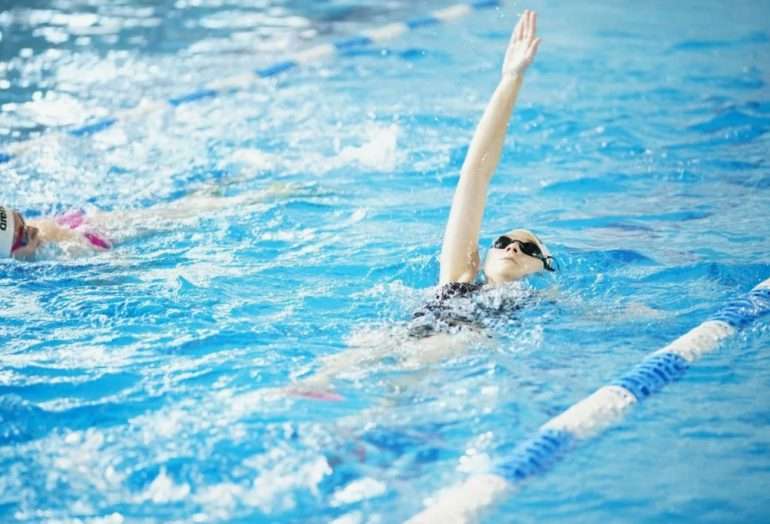 Первые шаги в воде: как плавание помогает детям расти здоровыми и уверенными