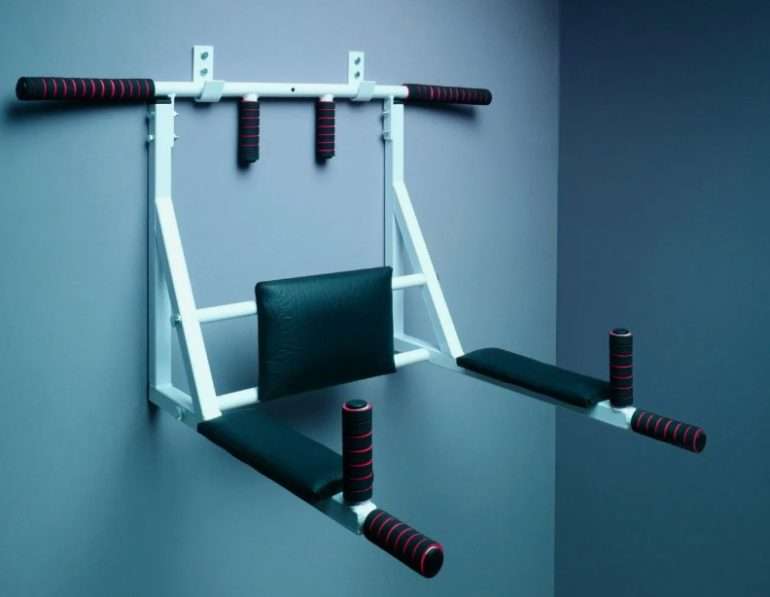 Домашний спортзал: как выбрать компактные турник и брусья