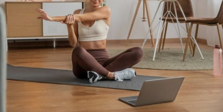 Онлайн‑тренировки для женщин: как выбрать форматы, которые реально работают в 2026 году