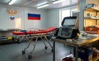 Медицинское оборудование медпункта стадиона для экстренной помощи при травмах спортсменов и падениях зрителей
