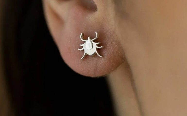 Серьги при чувствительной коже: как подобрать металл, который не вызовет раздражение